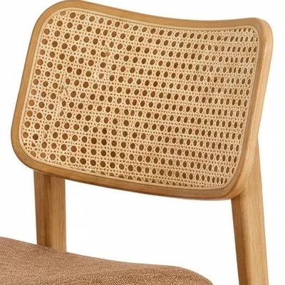 Respaldo de esterilla de una silla de comedor de madera