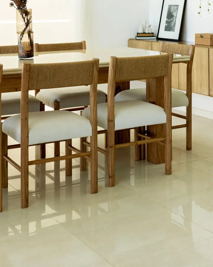 Sillas de comedor de madera con respaldo tejido y asiento tapizado